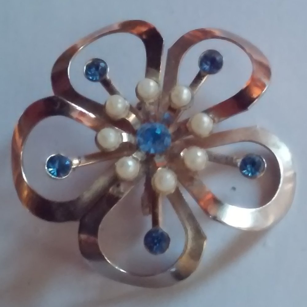 Pin Broch Pearls and Blue Stones Flower Shape 1 1/2" Across Gold